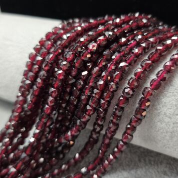 Granat Kostka 4 mm  Sznur 40cm