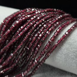 Granat Kostka 3,5 mm  Sznur 40cm